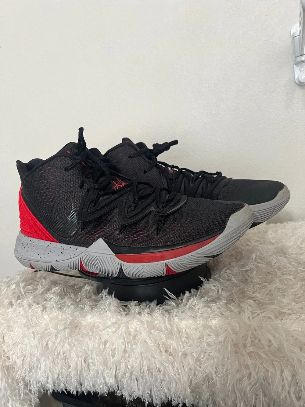 Nike Men’s Kyrie 5 Bred Basketball Shoes Size 13
